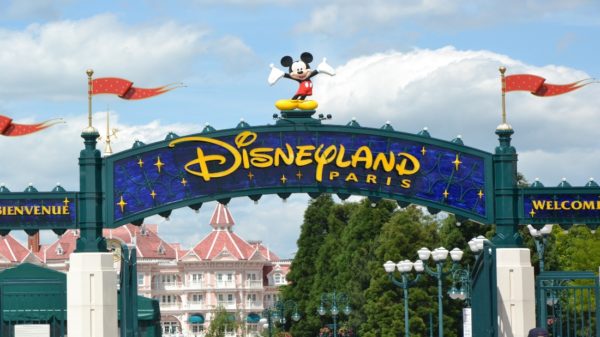 Disneyland Paris entrance sign